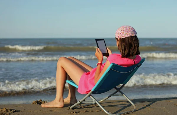 Młode Dziewczyny Przybywa Morze Plaża Czyta Book Bandana Głowie — Zdjęcie stockowe
