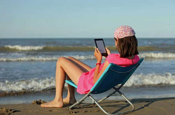 Giovani Ragazze Arriva Sulla Spiaggia Del Mare Legge Book Bandana — Foto Stock