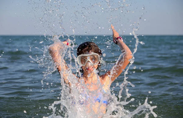 Jong Meisje Met Duiken Masker Speelt Stinkende Water Zomer Het — Stockfoto