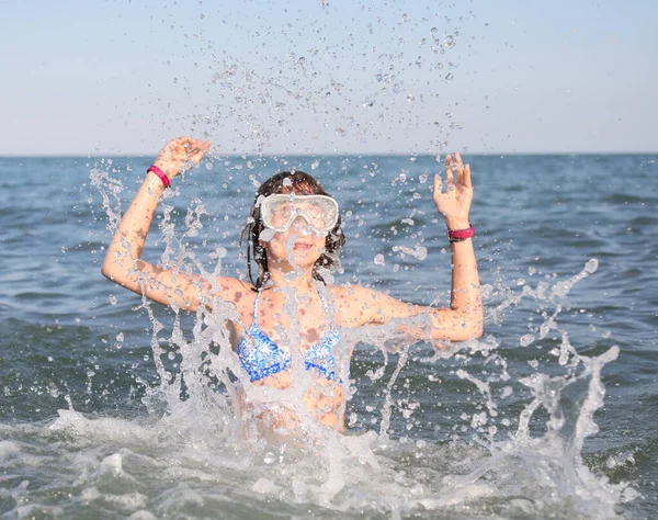 Młoda Dziewczyna Maską Nurkową Odgrywa Śmierdzącą Wodę Latem Morzu Zabawy — Zdjęcie stockowe