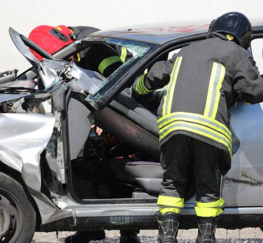 Kazadan ve arızalı arabadan sonra kurtarma sırasında itfaiyeciler