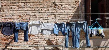 İtalyan şehrinde takılan ve kot giyen bir sürü kıyafet var.