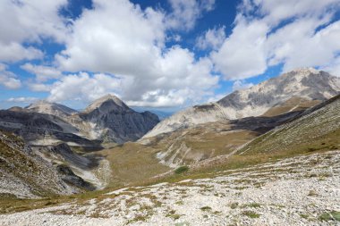 Orta İtalya 'nın Abruzzo Bölgesi' ndeki Apennine dağlarının muhteşem manzarası.