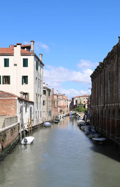 イタリアのヴェネツィアといくつかのボートで水路の景色 — ストック写真