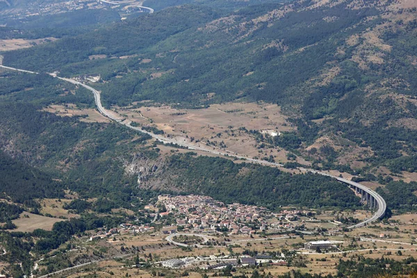 Uitzicht Vallei Van Abruzzo Met Snelweg Genaamd A24 Die Stad — Stockfoto