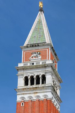 Venedik 'teki Saint MArk' ın çan kulesinin ucu ve şehrin kanatlı aslan sembolü.