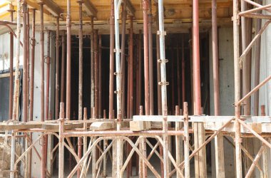 Yenilikçi enerji tasarrufu materyalleri olan bir binanın yeniden inşası sırasında inşaat alanının iskelesi