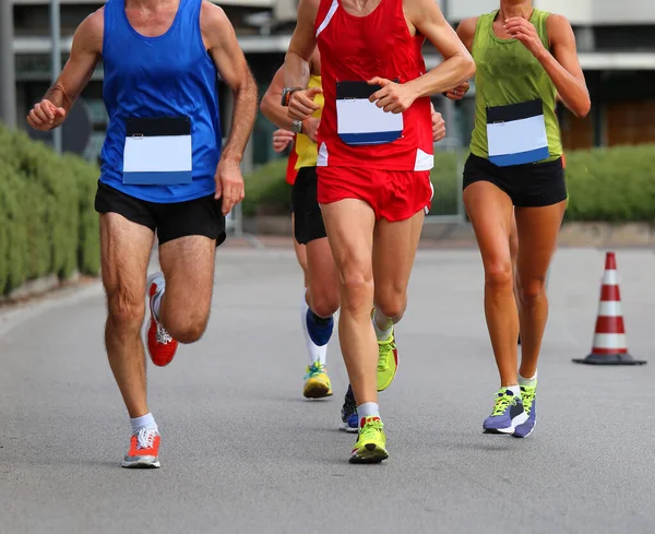 Muitos Corredores Correr Durante Corrida Cidade Com Pernas Musculares — Fotografia de Stock