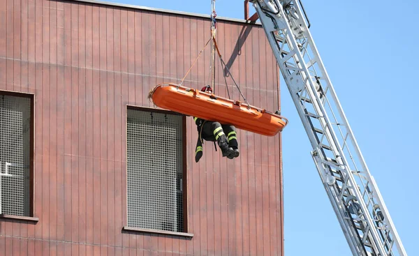 Brave Fire Brigade Herstelt Gewond Met Een Brancard Opgehangen Lucht — Stockfoto