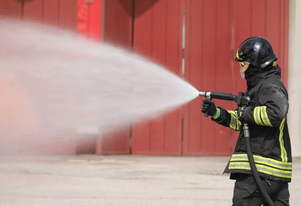 Modig Brandman Med Hjälm Och Enhetlig Släckning Bilbrand Med Hjälp — Stockfoto