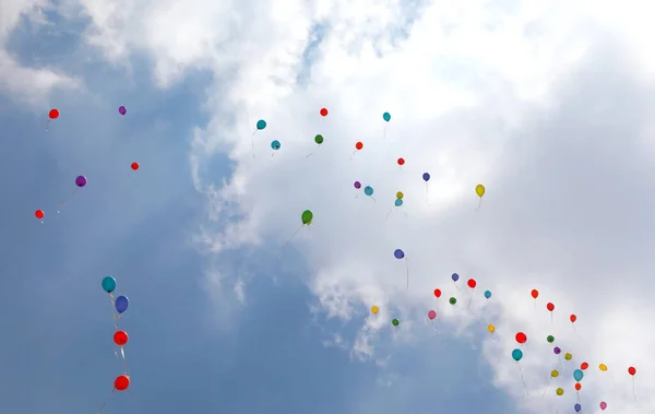 Красочные Воздушные Шары Надутые Гелием Летящим Высоко Небе Время Празднования — стоковое фото