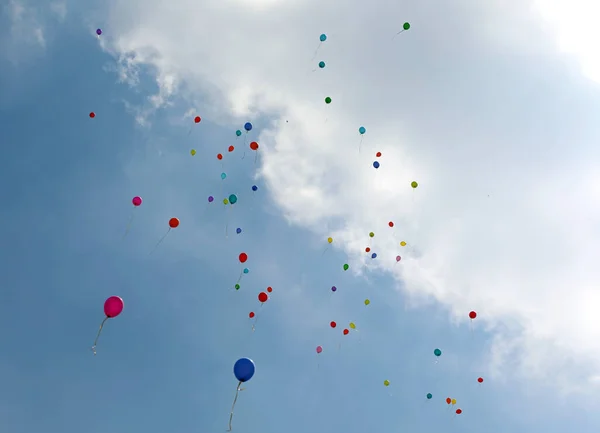 Globos Colores Cielo Azul Gran Nube Blanca Durante Fiesta —  Fotos de Stock