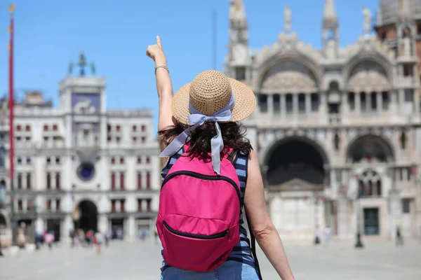 Jovem Turista Com Chapéu Palha Enquanto Visita Cidade Veneza Com — Fotografia de Stock