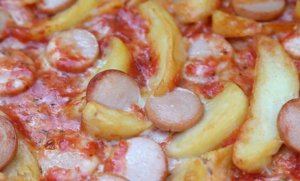 イタリアのピッツェリアで ウルステルとフランスのフライドポテトでオーブンで調理されたピザの詳細 — ストック写真