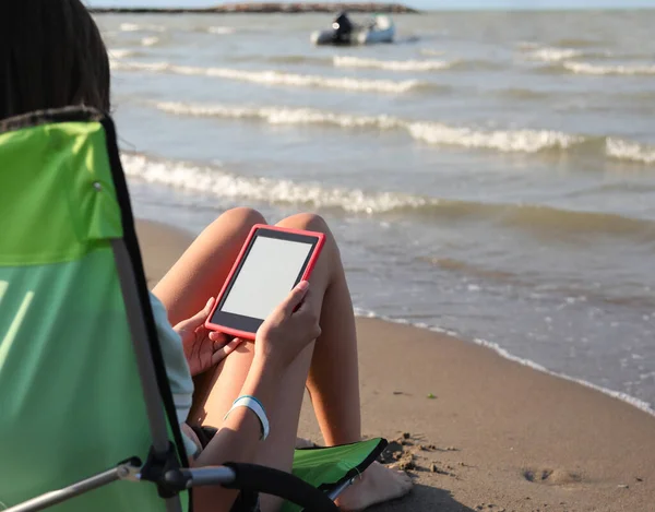 Giovane Ragazza Legge Ebook Sulla Spiaggia Del Mare Estate — Foto Stock