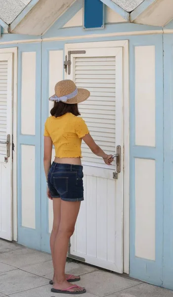 Ung Smal Flicka Med Halmhatt Och Gul Shirt Går Stranden — Stockfoto