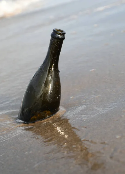 Пляжна Скляна Пляшка Яка Може Містити Таємне Повідомлення Або Карту — стокове фото