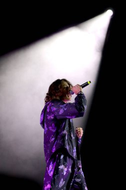 Vicenza, VI, İtalya - 7 Eylül 2021: SANGIOVANNI Canlı Konserde ünlü genç İtalyan şarkıcı