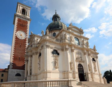 Kuzey İtalya 'daki VICENZA şehrindeki birçok hacının uğrak yeri olan Monte Berico adlı çan kulesinin bulunduğu ünlü tapınak.
