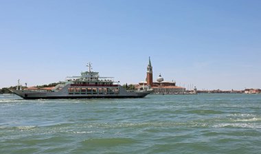 Kuzey İtalya 'daki Venedik adaları arasında arabayı taşımak için feribotu olan Venedik lagünü.