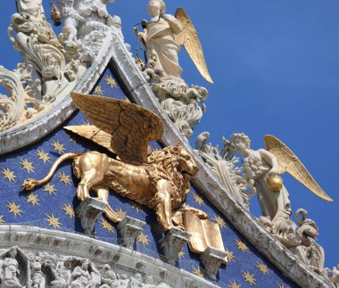 San Marco Bazilikası 'nın üzerindeki Venedik şehrinin büyük altın kanatlı aslan sembolü.