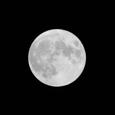Gece yarısı kara gökyüzünde Büyük Beyaz Ay
