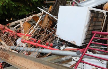 Kullanılmış nesneleri geri dönüştürebilmek ve çevreyi kirletmemek için onları geri dönüştürebilmek için büyük geri dönüşümlü çöp sahasında bulunan metal ve demir maddeler.