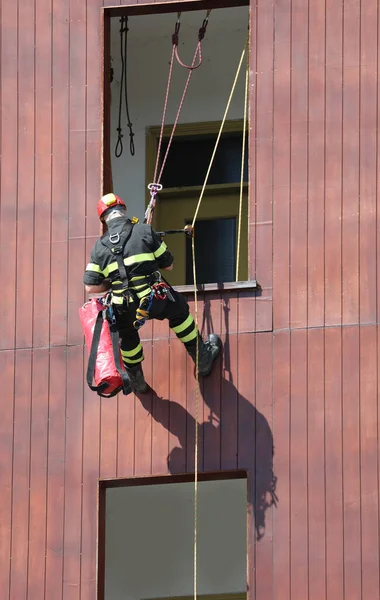 Corajoso Bombeiro Durante Treinamento Para Entrada Pela Janela Durante Uma — Fotografia de Stock