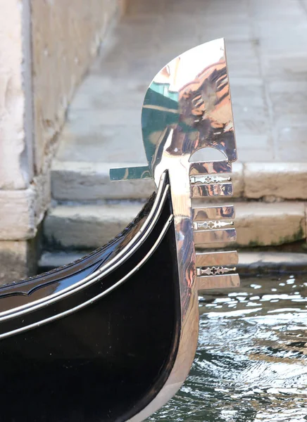 Proa Barco Chamado Gôndola Que Simboliza Sete Distritos Cidade Veneza — Fotografia de Stock