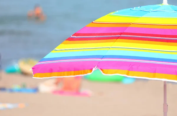 Parasol Multicolore Sur Plage Ensoleillée Été Bord Mer — Photo