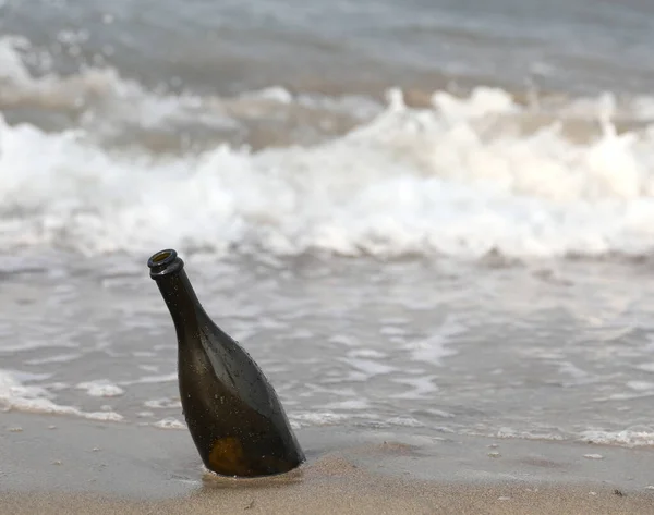 Пляжна Скляна Пляшка Яка Може Містити Таємне Повідомлення Або Карту — стокове фото