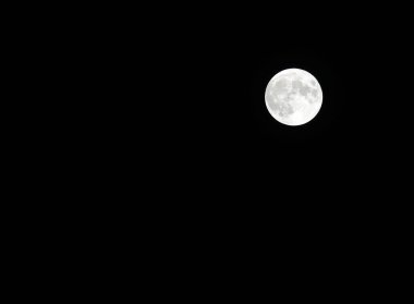 Gece yarısı yıldızsız büyük beyaz ay kara gökyüzünde