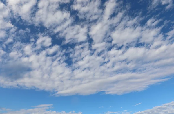 Fundo Incrível Com Muitas Nuvens Brancas Céu Azul Verão — Fotografia de Stock