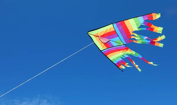 Kleurrijke Veelkleurige Vlieger Met Felle Kleuren Achtergrond Van Blauwe Lucht — Stockfoto