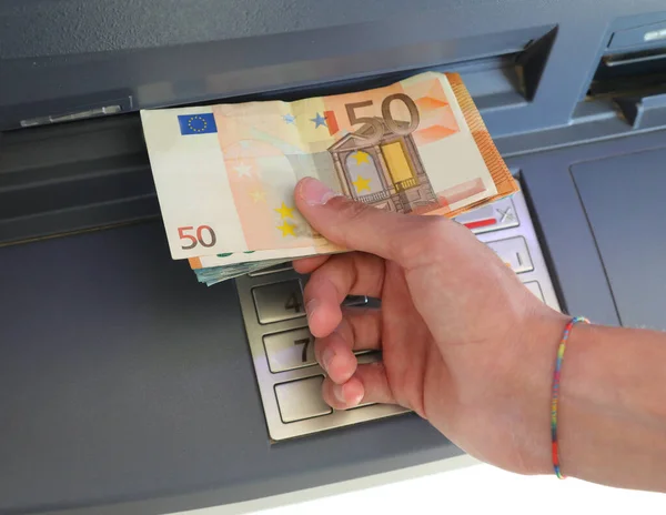 Hand Het Ophalen Van Bankbiljetten Van Een Geldautomaat Europa — Stockfoto