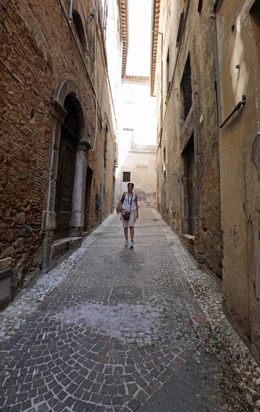 Jonge Toeristische Vrouw Wandelen Door Smalle Steegjes Van Oude Stad — Stockfoto