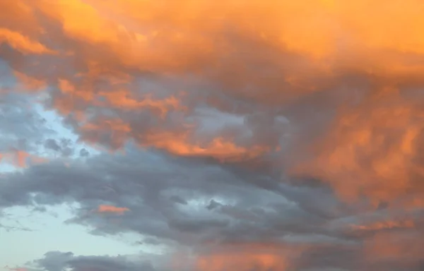 Romantico Tramonto Con Nuvole Arancioni Durante Una Serata Estiva — Foto Stock