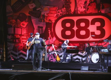 Vicenza, VI, İtalya - 11 Eylül 2021: MAX PEZZZALI 883 konser grubunun ünlü İtalyan şarkıcısı