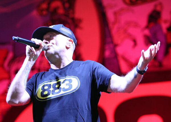 Виченца, Италия - 11 сентября 2021 года: известный певец группы 883 в живом исполнении