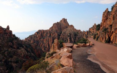 Korsika 'da Fransa' da kırmızı kayalar arasında D81 yolu denilen ünlü bir yol.