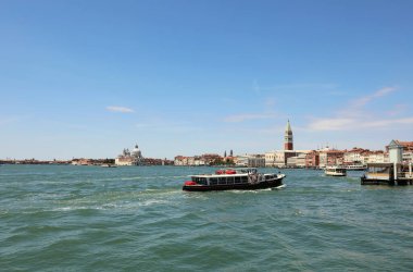 Kuzey İtalya 'daki tecrit nedeniyle turistlerin Venedik şehrine nakledilmesi için vaporetto ve birkaç tekne daha.