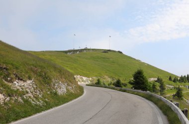 İtalya 'da Vicenza şehrinin yakınlarındaki Monte Grappa' da bir mezarlığa giden yol.