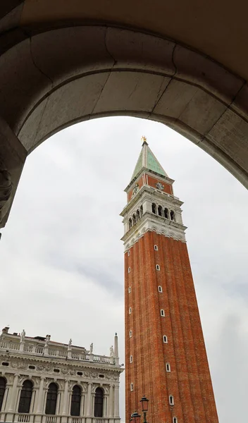 Высокая Колокольня Сан Марко Венеция Внутри Арки Дворца Дожей Сфотографирована — стоковое фото