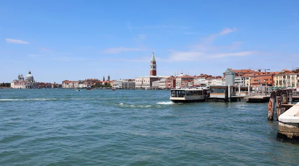 Barcos Vaporetti Isla Venecia Italia Con Campanario San Marco Palacio —  Fotos de Stock