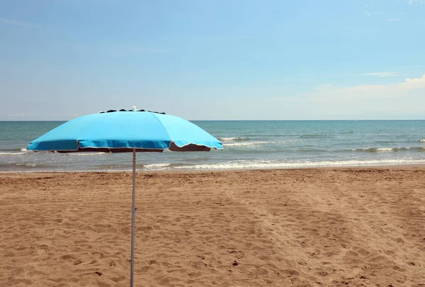 Abgelegener Sonnenschirm Strand Blauer Farbe Und Kein Symbol Für Entspannung — Stockfoto