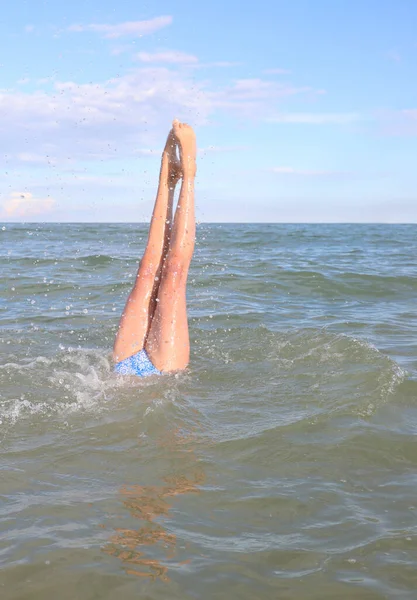 Långa Smala Ben Den Unga Idrottaren Simning Övningar Mitten Havet — Stockfoto