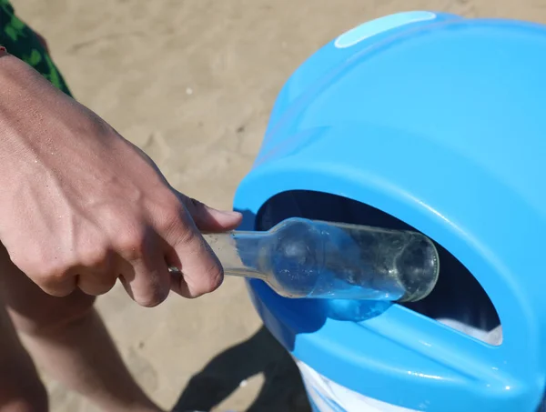 Kéz Fiú Dobja Használt Üveg Kukába Hogy Külön Hulladékgyűjtemény Strandon — Stock Fotó