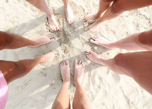 Fünfköpfige Familie Kreis Sandstrand Mit Nackten Füßen Sommer — Stockfoto