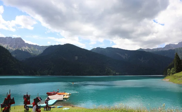 Liten Brygga Med Paddelbåtar Den Alpina Sjön Lago Sauris Norra — Stockfoto