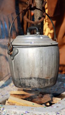 ateşte alüminyum tava